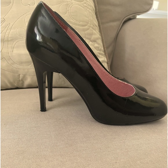 Gorgeous Black Pumps! With original box + extra heel caps 🥰 - Picture 2 of 10